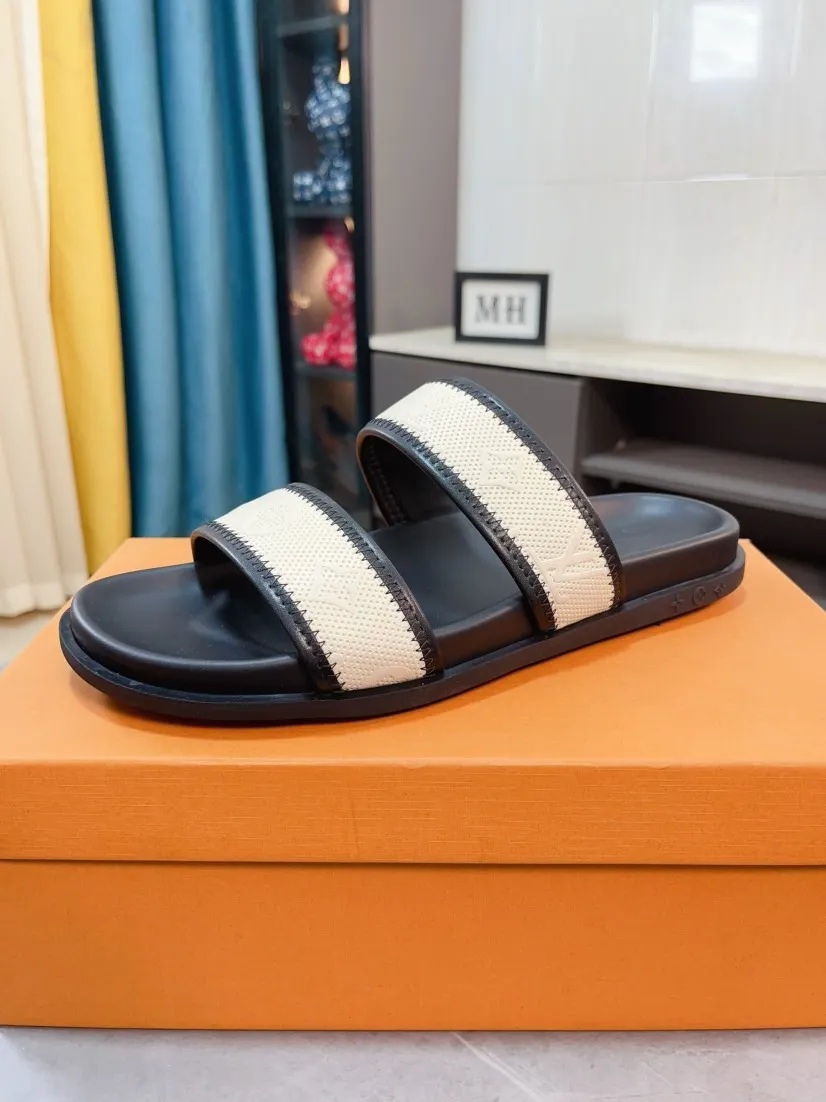 Ex-factory price 320🌹🌹 (lv-Louis Vuitton) new men's sandals, high-end boutique, exquisite embossed logo decoration on the upper, fine workmanship, super soft soles, casual, loose and comfortable, a must-have in summer! \nsize：38-44